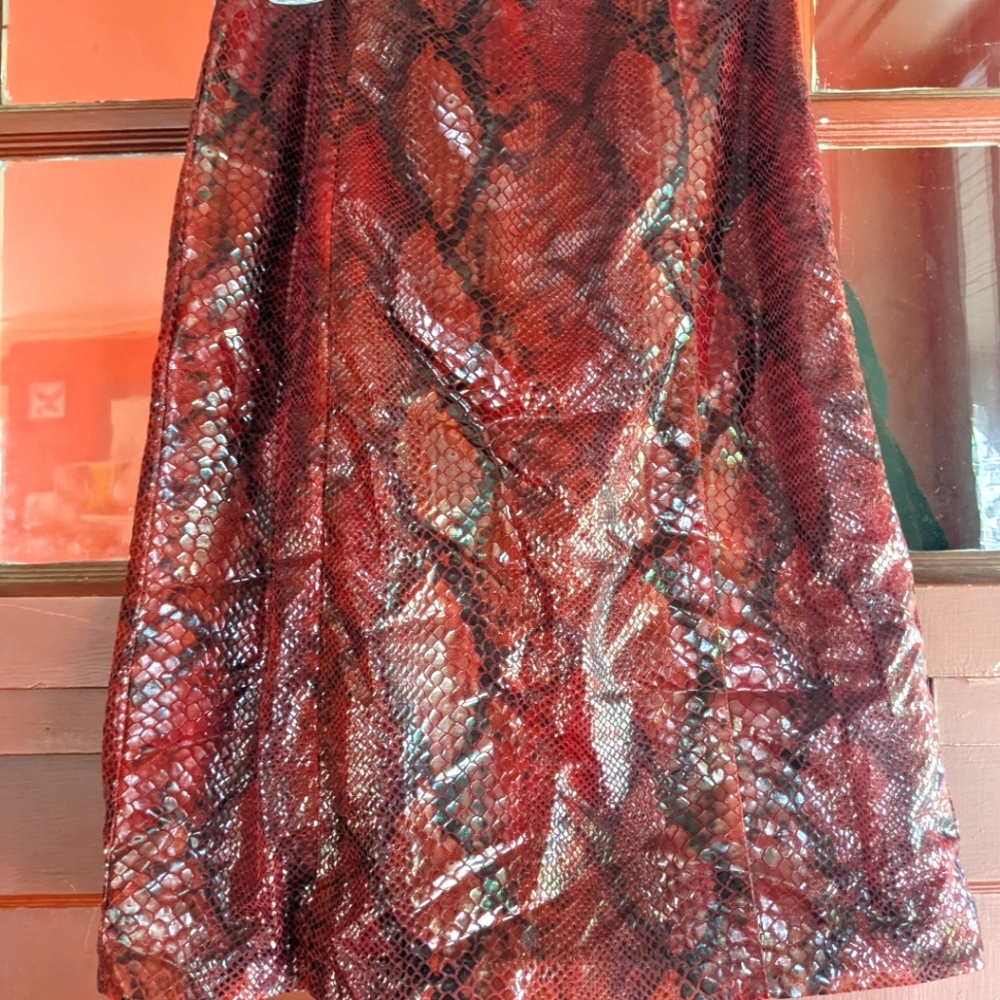 Y2K Betsey Johnson burgundy 🐍 'snakeskin' skirt🐍